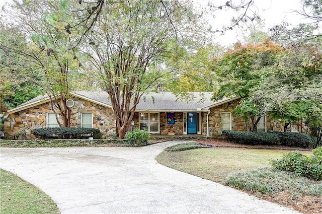 single story home featuring a front lawn