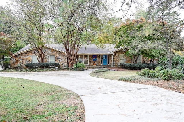 single story home featuring a front yard