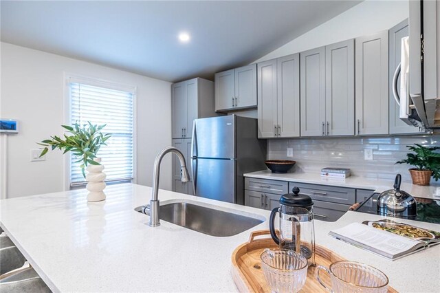 kitchen with sink, kitchen peninsula, stainless steel appliances, and a breakfast bar area