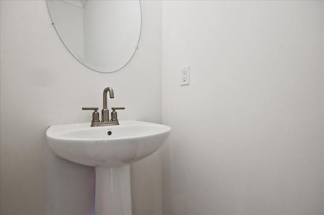 bathroom featuring a sink