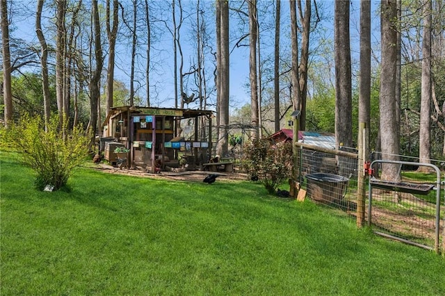 view of yard with an outdoor structure