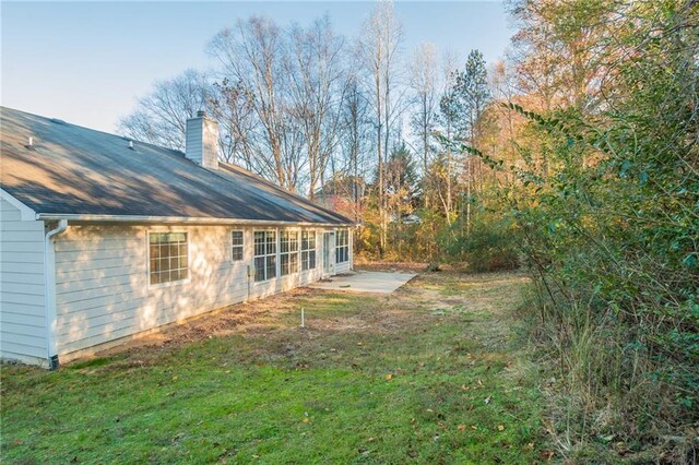 view of yard featuring a patio