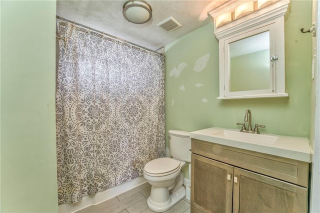 bathroom featuring toilet, a shower with shower curtain, and vanity