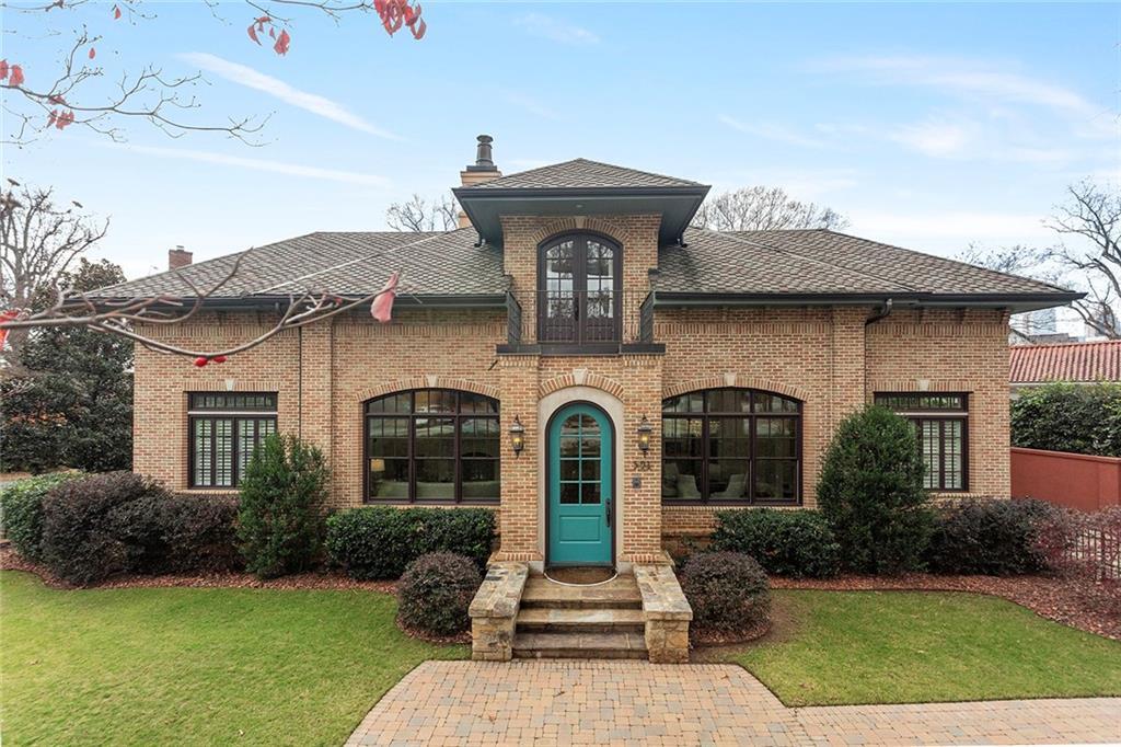 view of front of property featuring a front yard