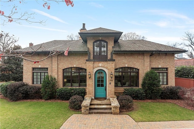 view of front of property featuring a front yard