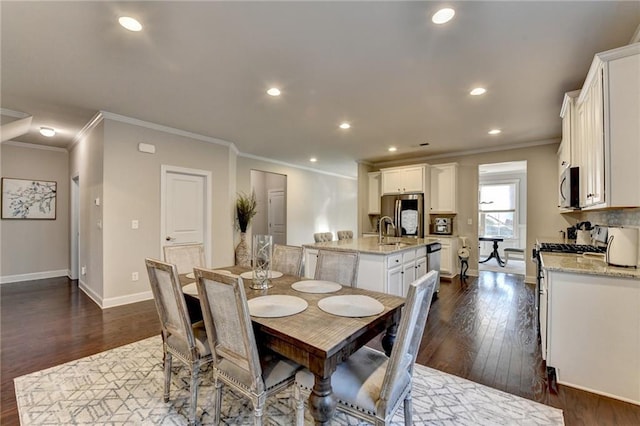 dining area with dark wood-type flooring, recessed lighting, baseboards, and ornamental molding