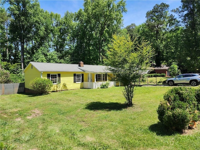 view of front of house featuring a front lawn