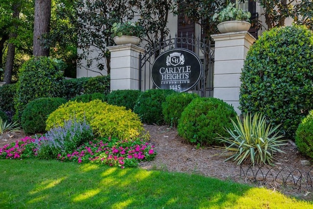 community sign featuring a lawn