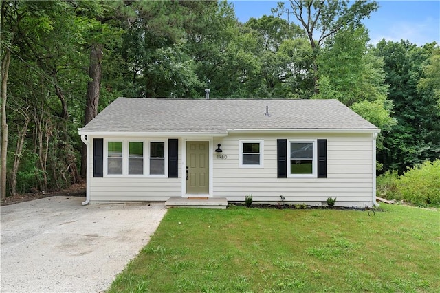 view of front of house with a front lawn