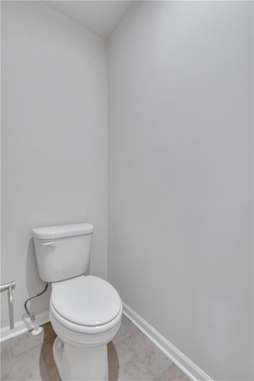 323 Rolling Green Rd, Adairsville, GA 30103 - bathroom featuring baseboards and toilet