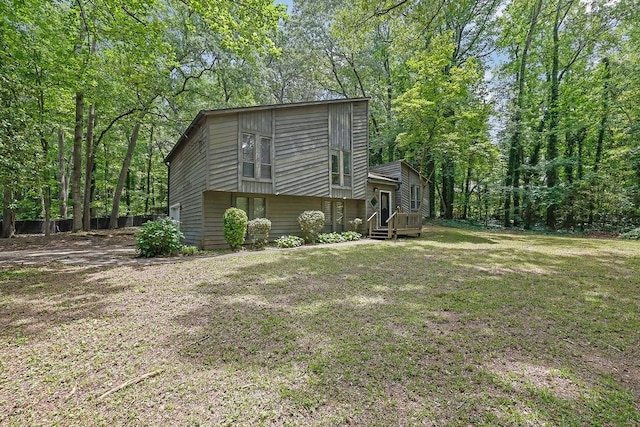 view of side of property featuring a yard