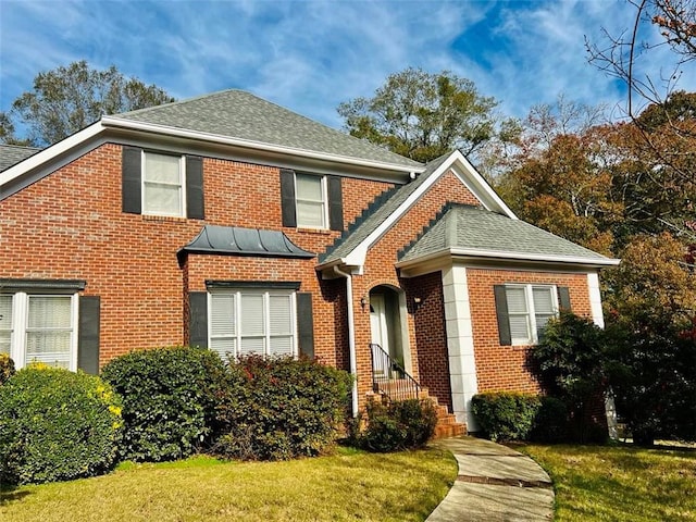 view of front facade with a front lawn