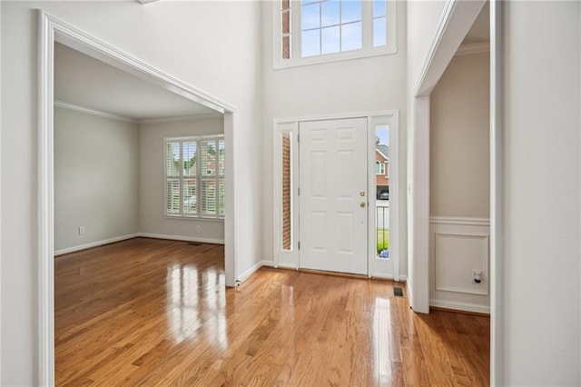 130 White Sands Ct, Suwanee, GA 30024 - foyer featuring light wood-style flooring, crown molding, and a towering ceiling