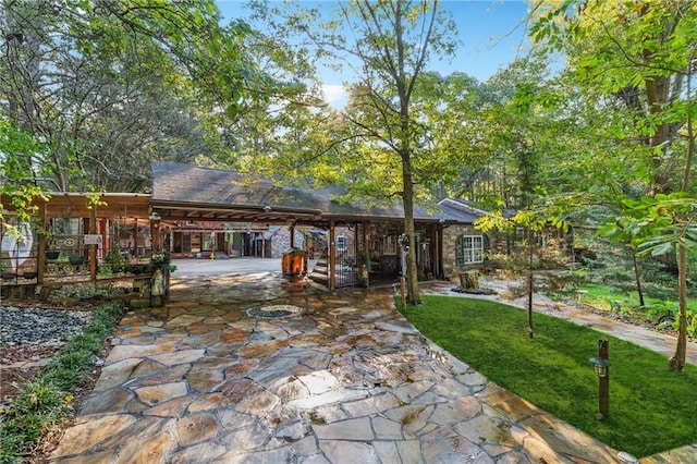 view of front of property featuring a carport and a front yard