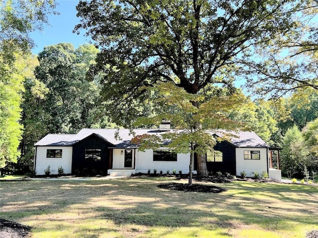 view of front of house featuring a front lawn