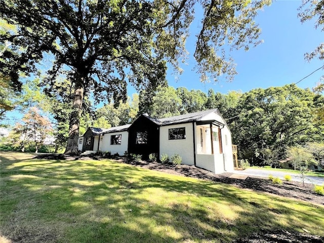 exterior space featuring a lawn