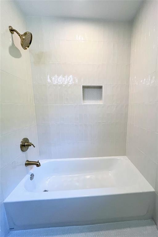 bathroom with tiled shower / bath