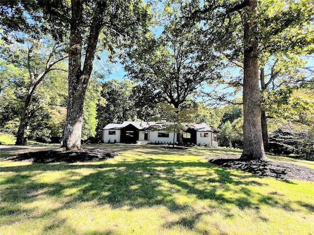 view of front of property featuring a front yard