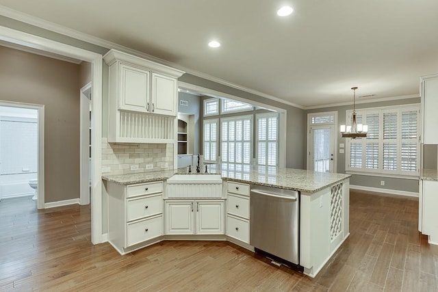 kitchen featuring ornamental molding, a peninsula, light wood-style floors, an inviting chandelier, and stainless steel dishwasher