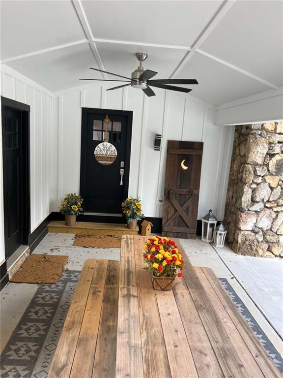 doorway to property with ceiling fan