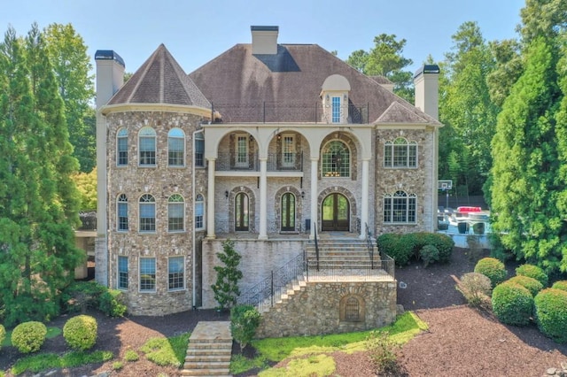 view of front of home featuring a balcony