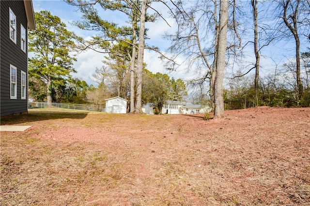 view of yard featuring a shed