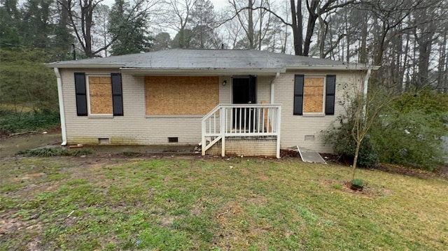 view of front of property featuring a front lawn