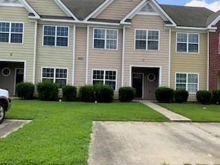 view of front of property featuring a front lawn