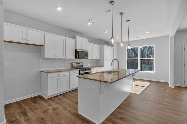 16 Grove Pointe Way SE, Cartersville, GA 30120 - kitchen featuring stainless steel appliances, a sink, white cabinetry, wood finished floors, and recessed lighting