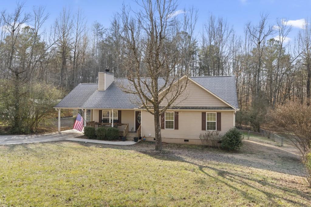 view of front of property featuring a porch and a front yard