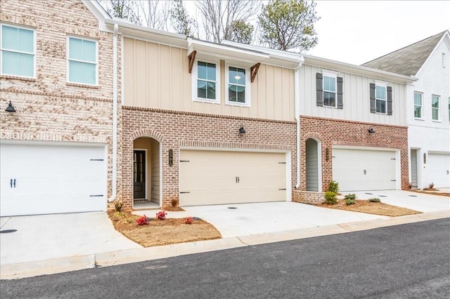 townhome / multi-family property featuring a garage