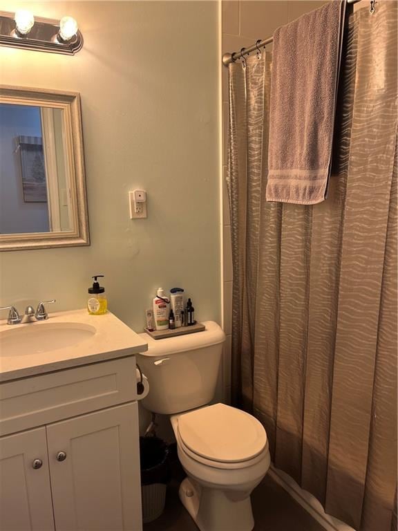 bathroom with vanity, toilet, and a shower with shower curtain