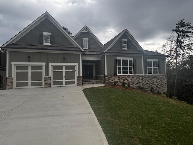 craftsman-style house with a front yard