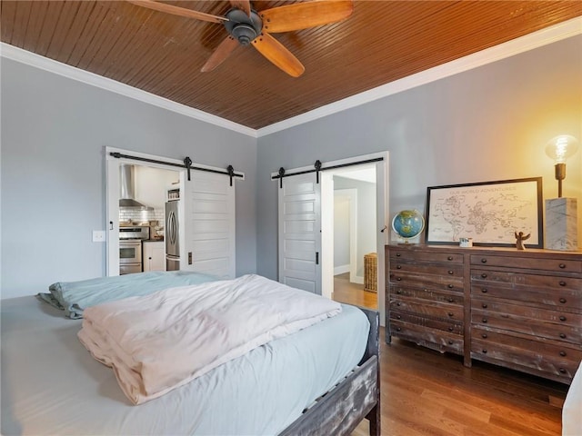 bedroom with stainless steel fridge, ceiling fan, a barn door, and ornamental molding