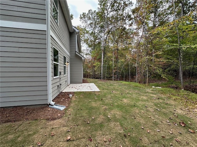 view of yard featuring a patio