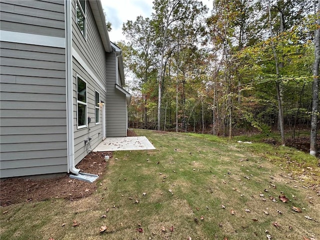 view of yard featuring a patio area