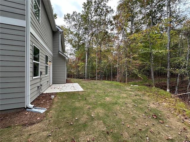 view of yard featuring a patio