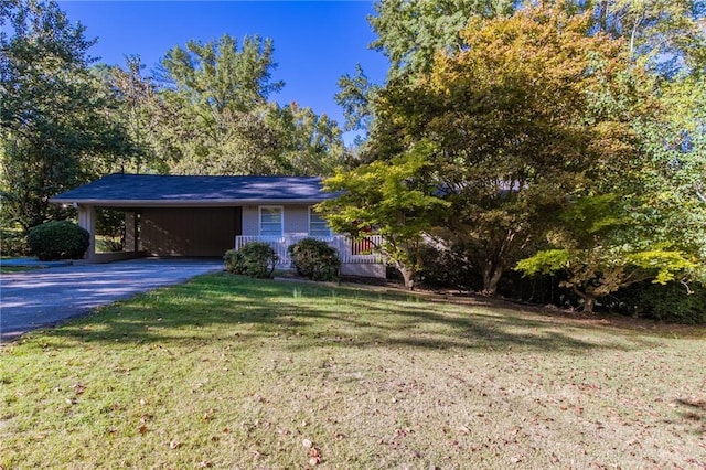 view of front of home featuring a carport and a front yard