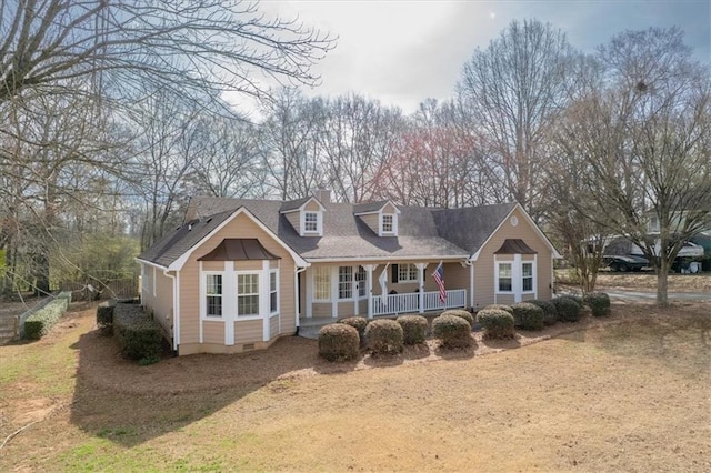 new england style home featuring a porch