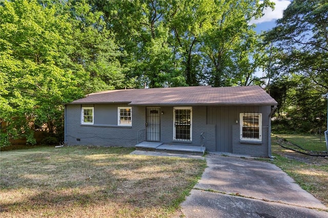 ranch-style home featuring a front lawn