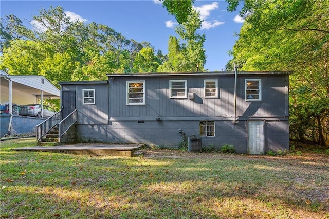 view of front of property featuring a front yard and covered porch