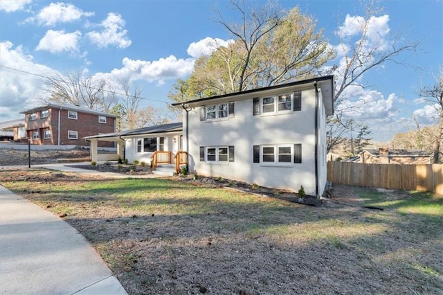 view of front facade with a front yard