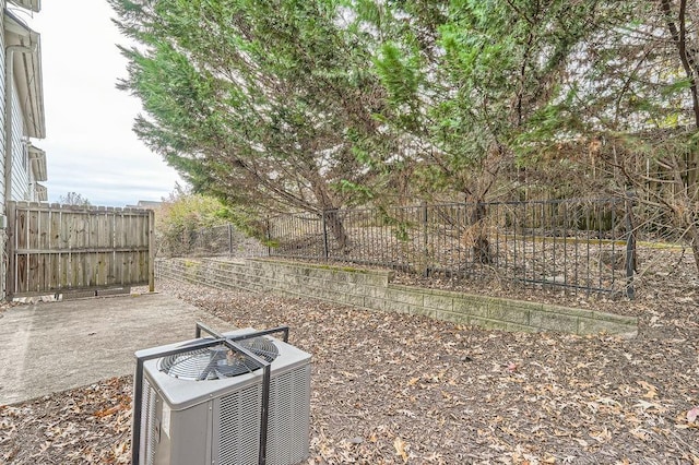 view of yard with central AC unit