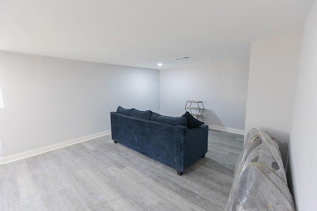 living area featuring light wood-style flooring, recessed lighting, baseboards, and visible vents