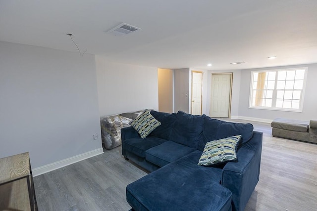 living room featuring visible vents, recessed lighting, baseboards, and wood finished floors