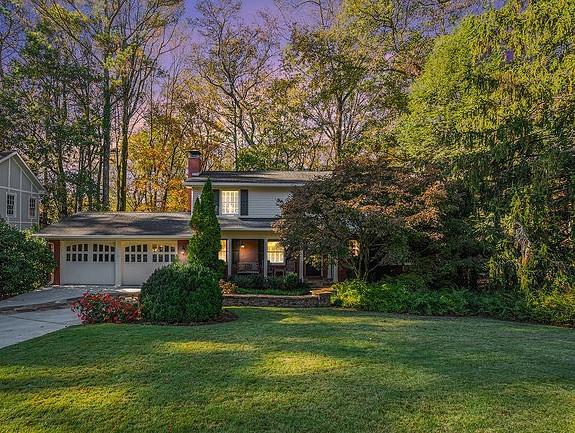 view of front of property featuring a front lawn and a garage