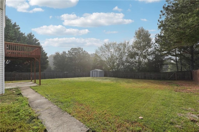 view of yard featuring a storage shed