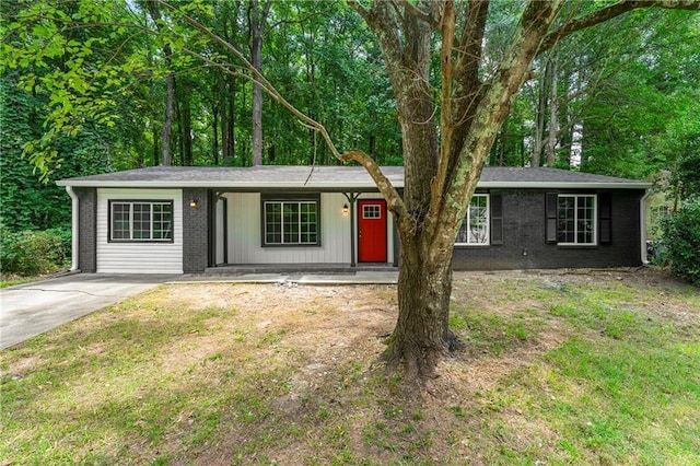 1428 Muirfield Dr, Stone Mountain, GA 30088 - ranch-style house with a porch, brick siding, and a front lawn