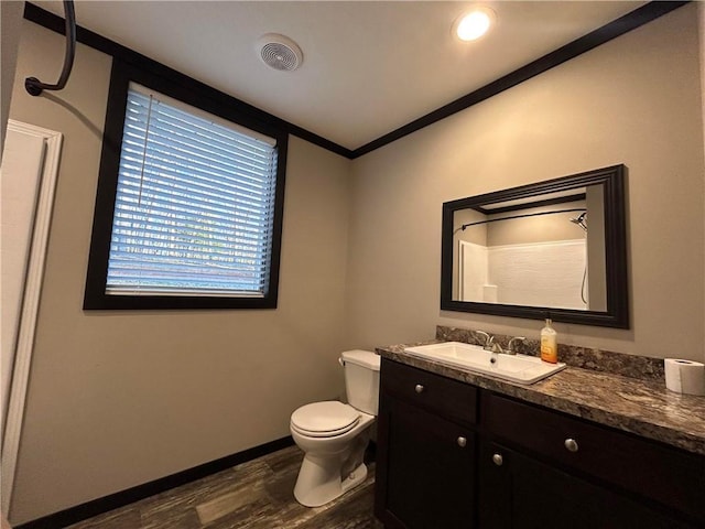 full bathroom featuring visible vents, baseboards, toilet, wood finished floors, and vanity