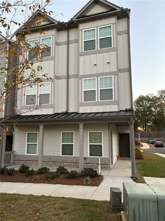 view of front of home with a front lawn